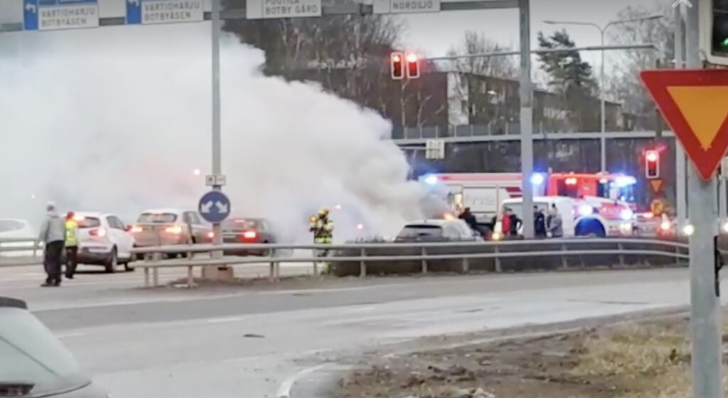 Helsingi Idakeskuse juures põles tee peal auto