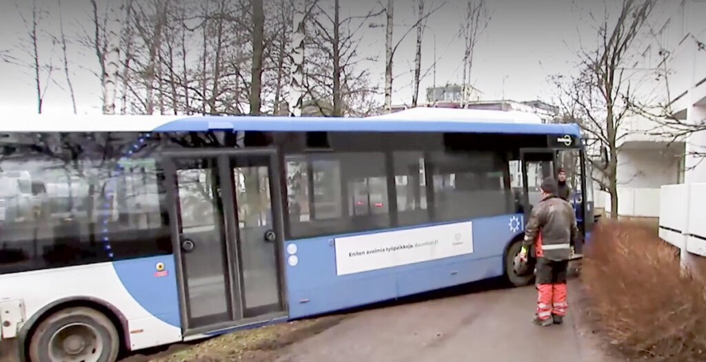 Kole lugu: Liinibuss sõitis Helsingis teelt välja kraavi, juba teine õnnetus järjest