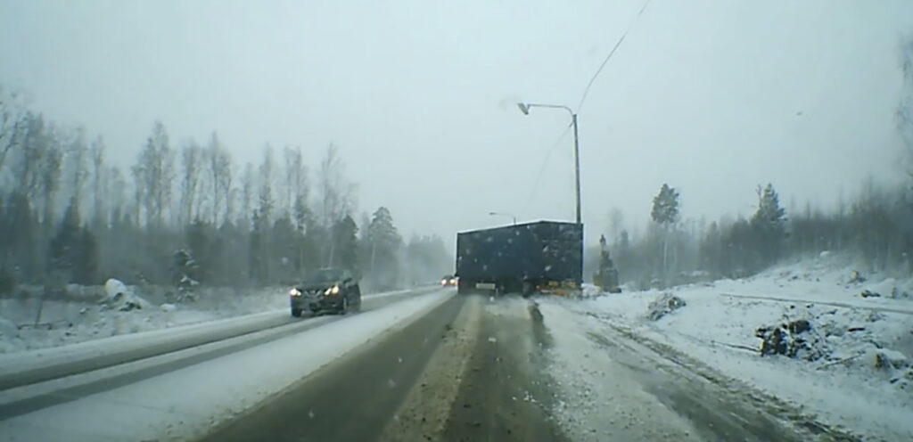 Kõhe video: Soome mees sõitis autoga, kui ees hakkas veok vänderdama…