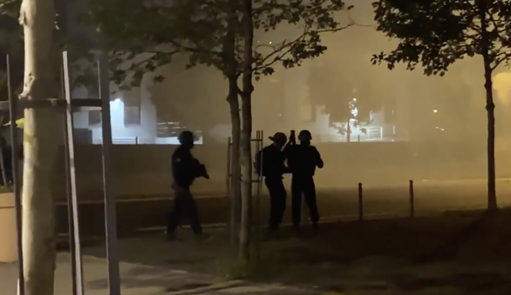 VIDEO: Pariisis puhkes piirangute-vastane mäsu