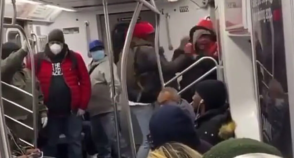 VIDEO: New Yorgi metroos pekstakse kodutut hiinlast (NB! Nõrganärvilistele mittesoovitav!)