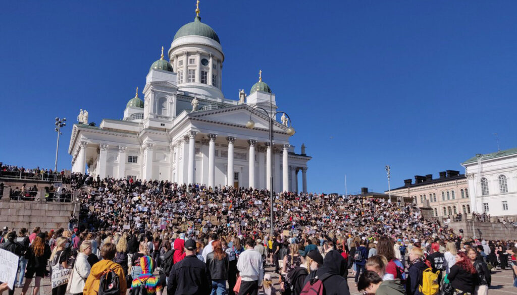 KUUM: Helsingis kogunes rassismi-vastasele meeleavaldusele 3000 inimest, politsei saatis selle laiali (lisatud video)