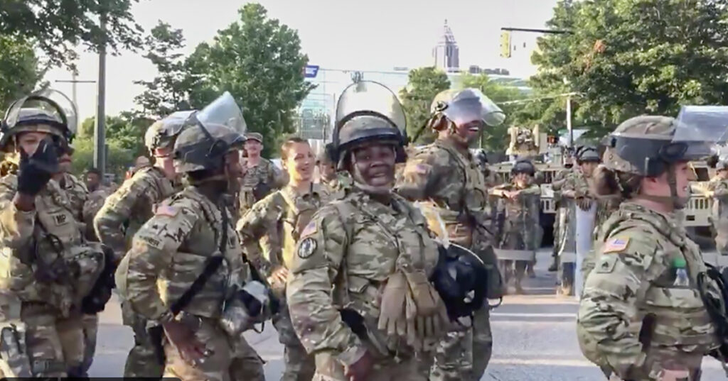 VIDEO: USA sõjaväelased ühinesid meeleavaldajatega ja lõid tantsu