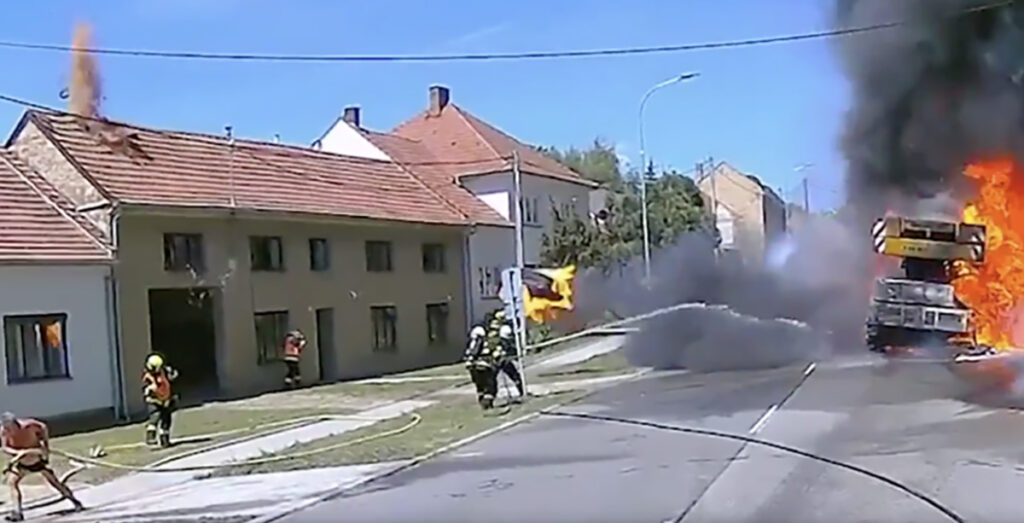 Õnnelik õnnetus: põlevast autost lennanud rehv möödus napilt päästjatest