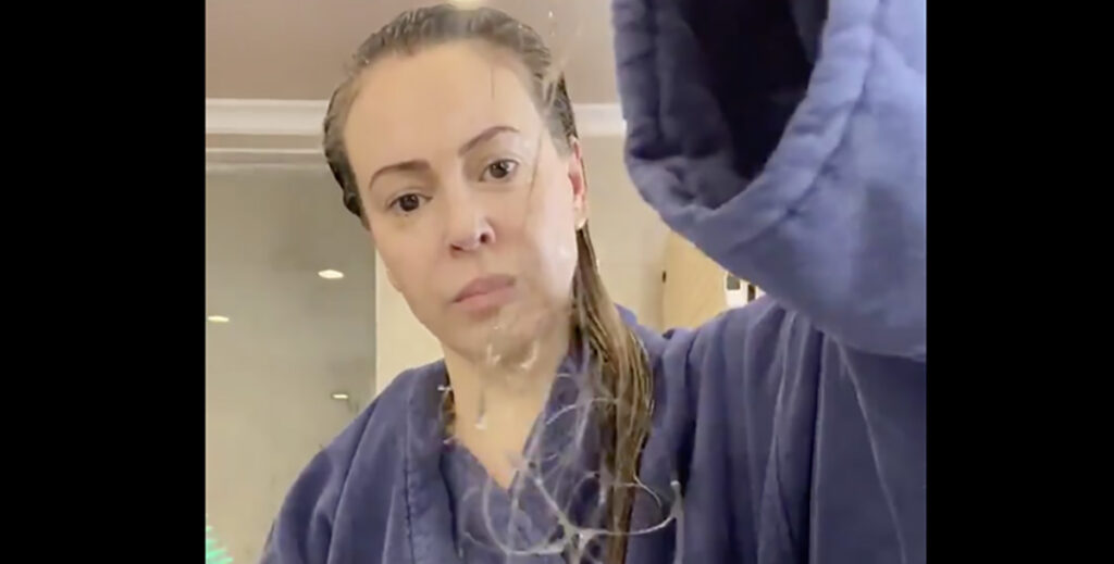 Näitlejanna Alyssa Milano näitab videos, kuidas tal seoses koroonaga juuksed välja langevad (NB! Nõrganärvilistele mittesoovitav)