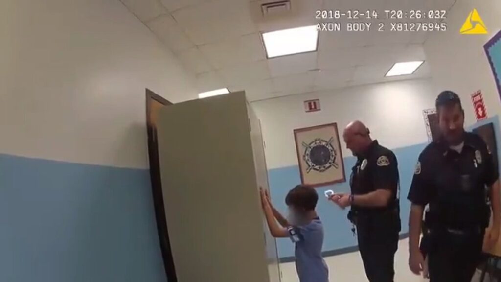 Jahmatav video: USA-s arreteeriti 8-aastane poiss õpetaja löömise eest, ja tema käed pandi raudu