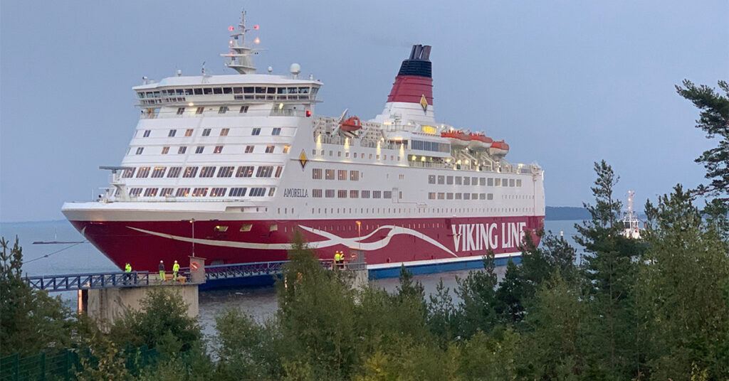 VIDEO: Viking Amorella saabus Långnäsi sadamasse