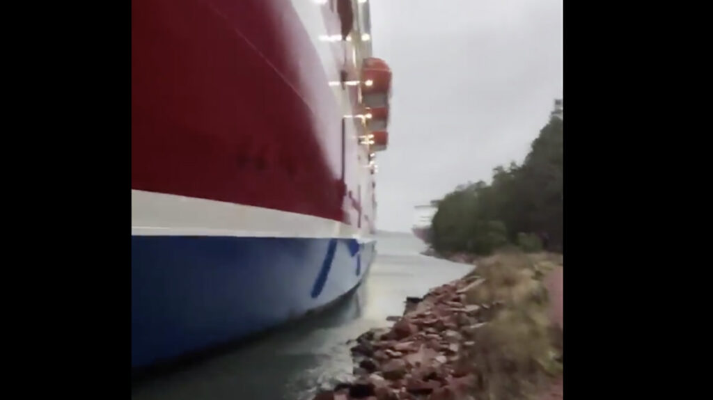 VIDEO: Nii lähedal on Viking Grace kaldale – parkis otse piknikulaua kõrvale