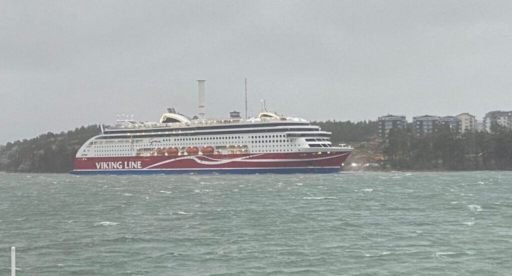 Vaata, kuidas Viking Grace eile karile sõitis – soome mees sai selle videosse