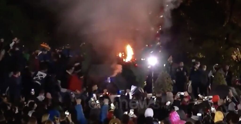 VIDEO: Albaanias panid meeleavaldajad põlema jõulupuu protestiks selle eest, et koroona karantiini ajal lasti maha 25-aastane mees