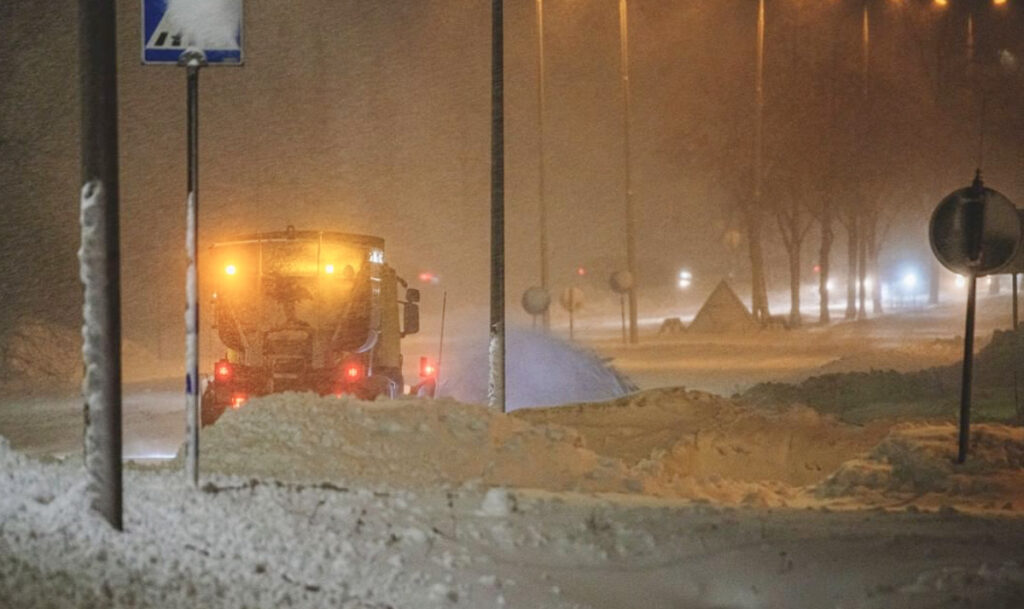 Helsingis sajab paksu lund, trammiliikluses häired