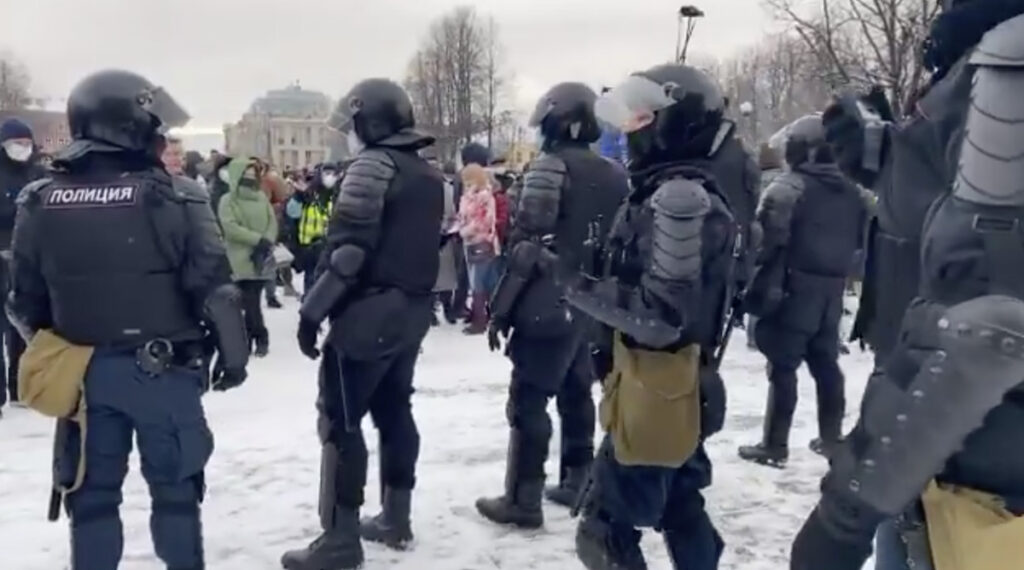 VIDEO: Moskvas pani meeleavaldaja end põlema, võimud on meeleheitel ja peksavad nuiadega naisi (NB! Nõrganärvilistele mittesoovitav)