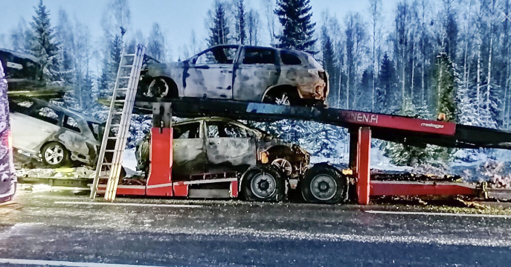 Erakordne lugu: Soomes süttisid sõidu ajal autotreileri peal olnud autod