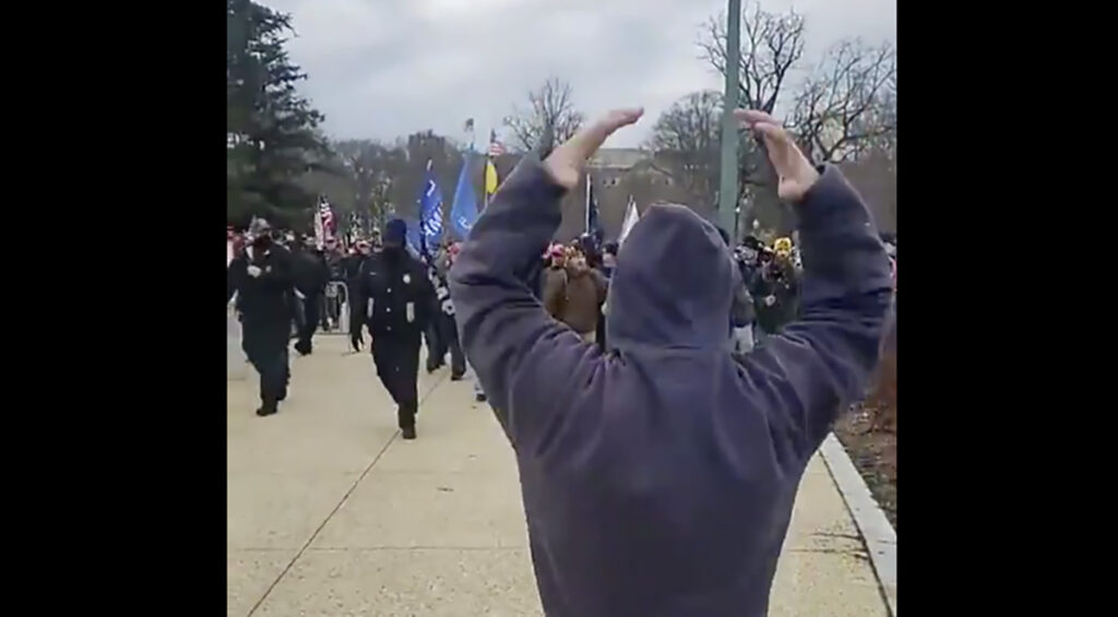 VIDEO: Trumpi toetajad lasti parlamendi hoone juurde sisse