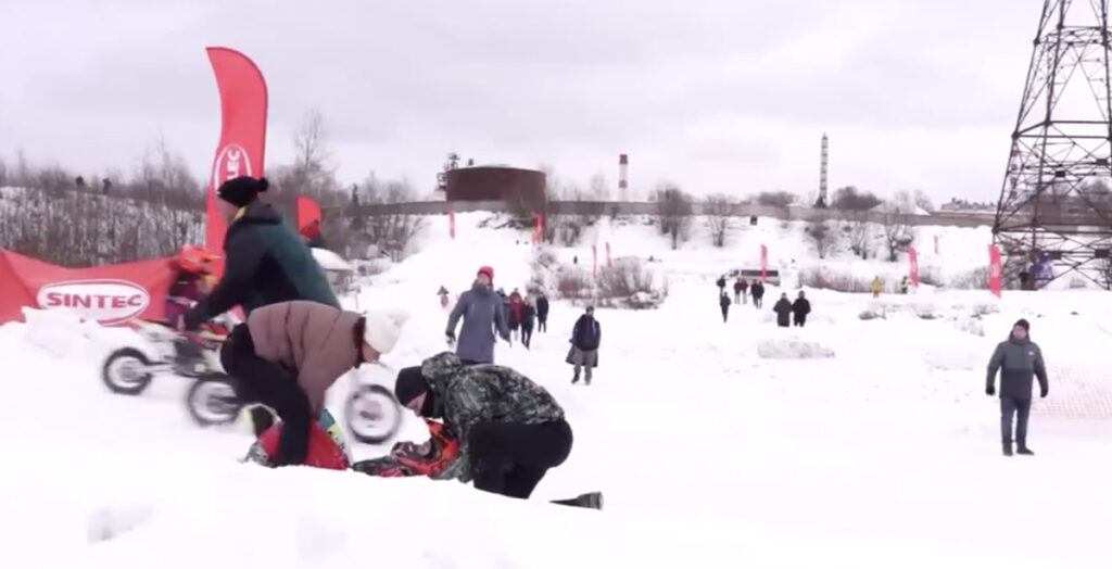 Kõhe video: väike poiss jäi krossivõistlusel tsikli ette (NB! Nõrgema närvikavaga inimestele mittesoovitav)