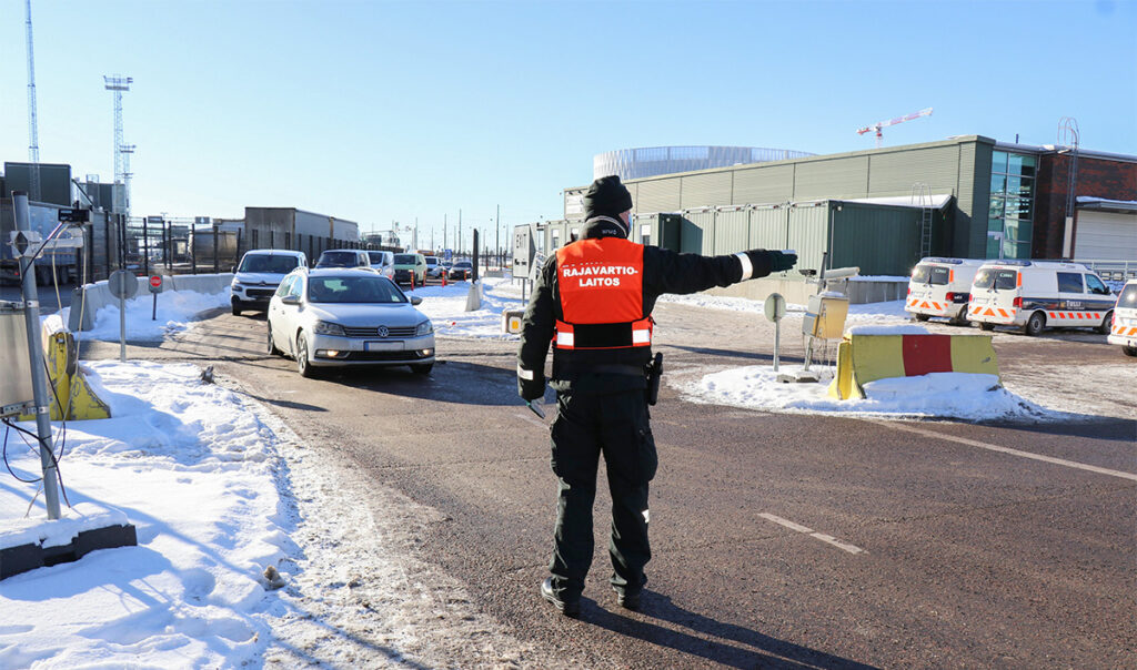 Soomes võeti vastu seadus, mis võimaldab piiril koroona sundtestimist – keeldujaid ootab trahv või vangla