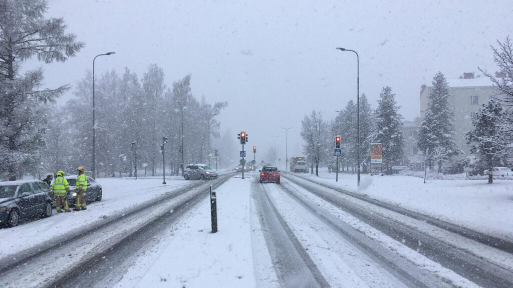 Soomes tuli talv tagasi, politsei soovitab talverehvid uuesti alla vahetada