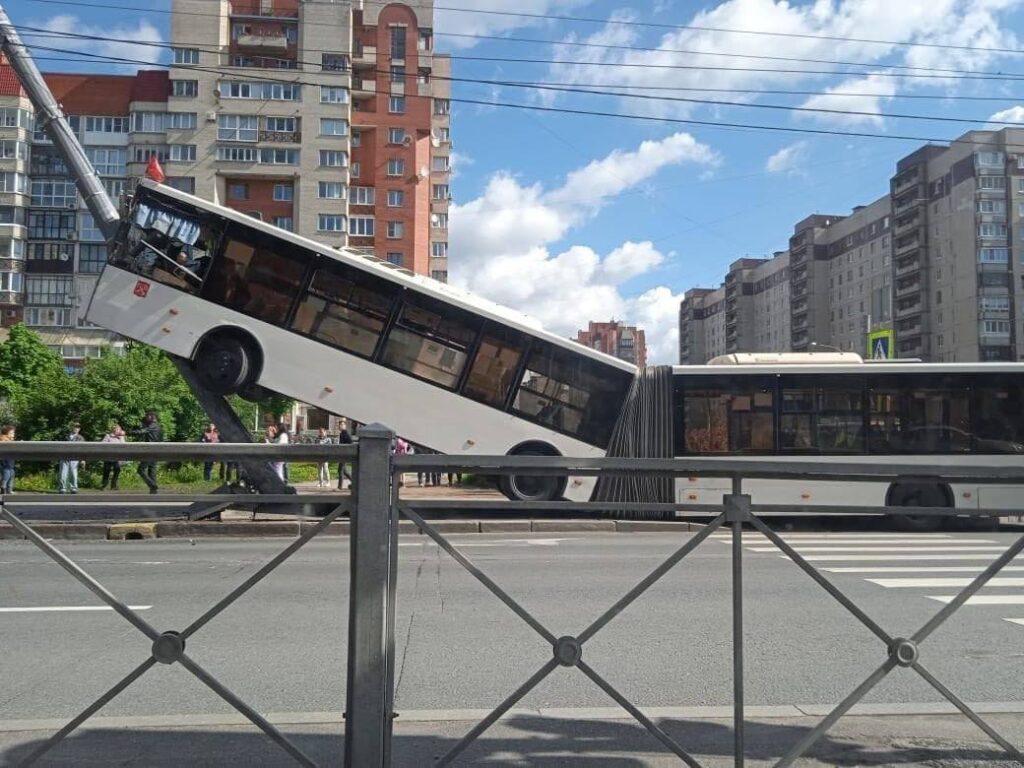 VIDEO: Peterburis sõitis buss posti otsa