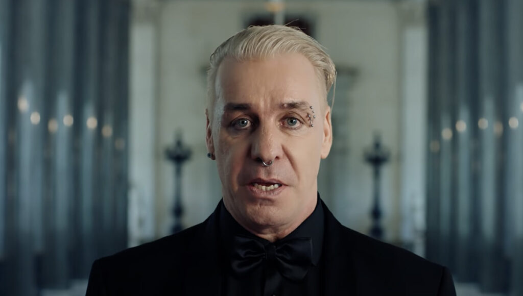 VIDEO: Rammsteini laulja Till Lindemann esitab Peterburi Ermitaažis laulu Ljubimõi Gorod