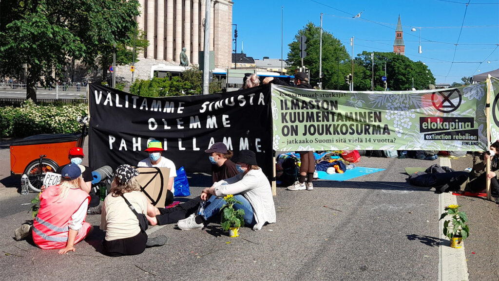 Politsei ei aja kliimasõdalasi Helsingi peatänavalt minema, vaid turvab nende meeleavaldust