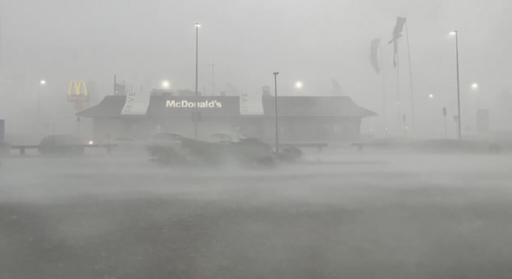 VIDEO: Oulut tabas hirmus torm, puud murdusid, inimesed jäid puude alla