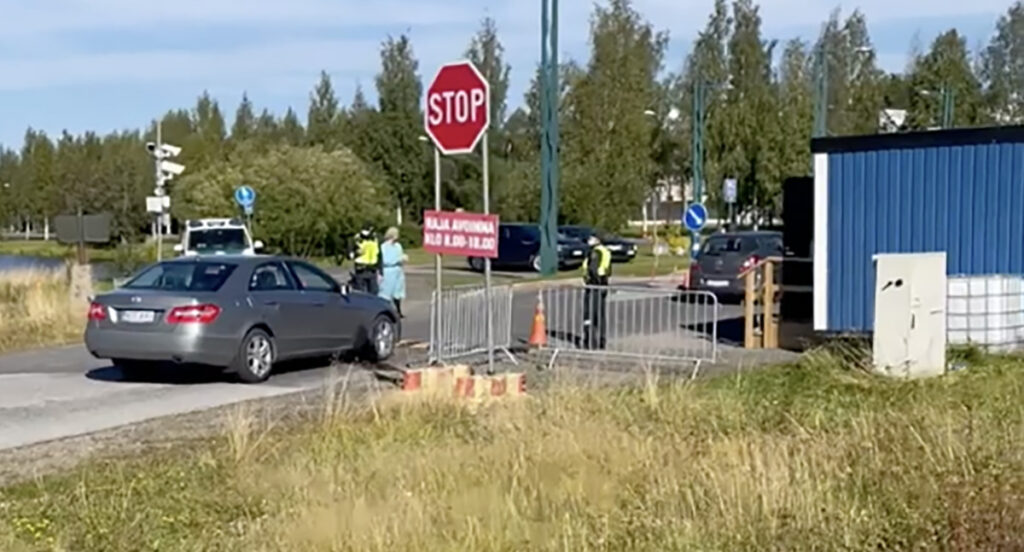 Soomes lööb laineid piiriületuse video: autoga sõitjatelt küsitakse koroonatõendit, jalgsi liikujad lastakse vabalt üle