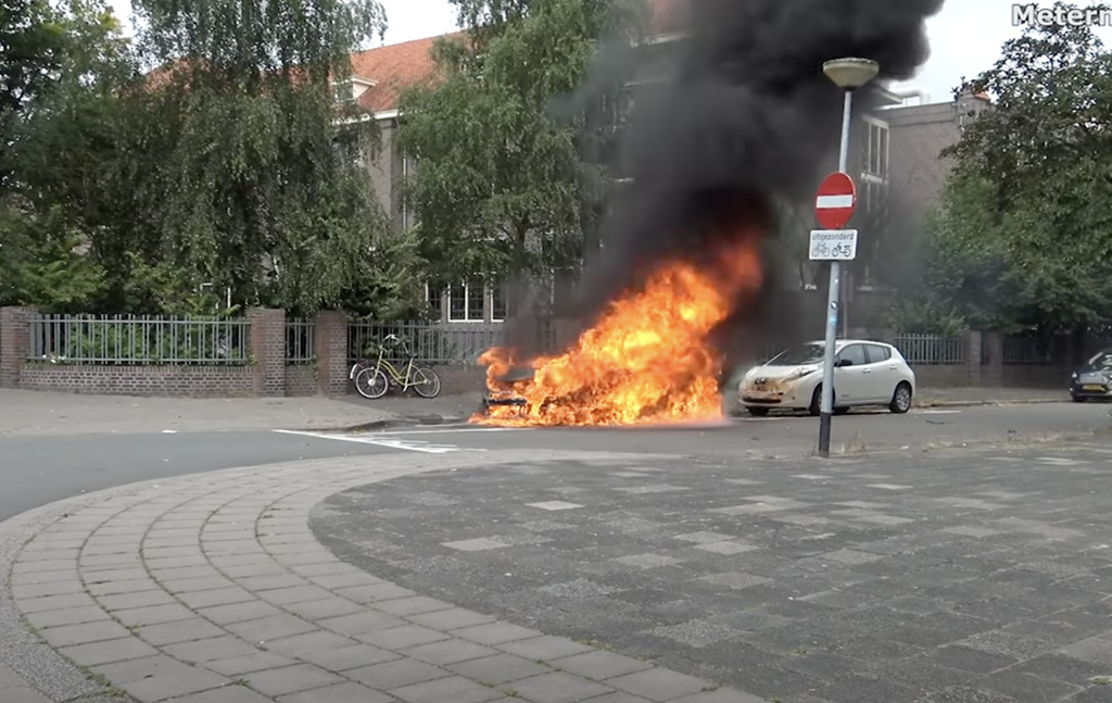 VIDEO: Volkswageni elektriauto põles täiesti romuks, naine päästis väikelapse viimasel hetkel