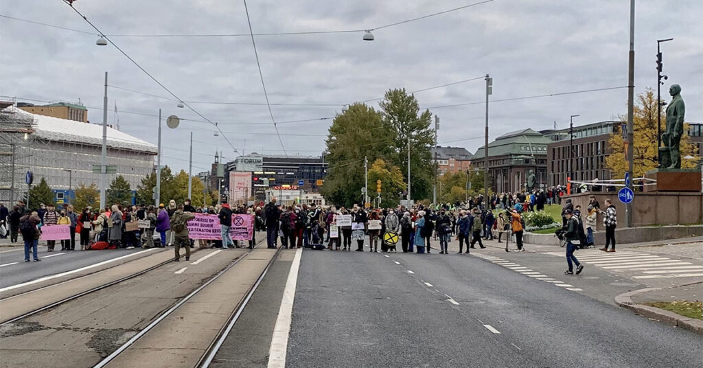 KUUM: Kliimasõdalased sulgesid taas Helsingi peatänava, politsei andis korralduse lahkuda (lisatud video)