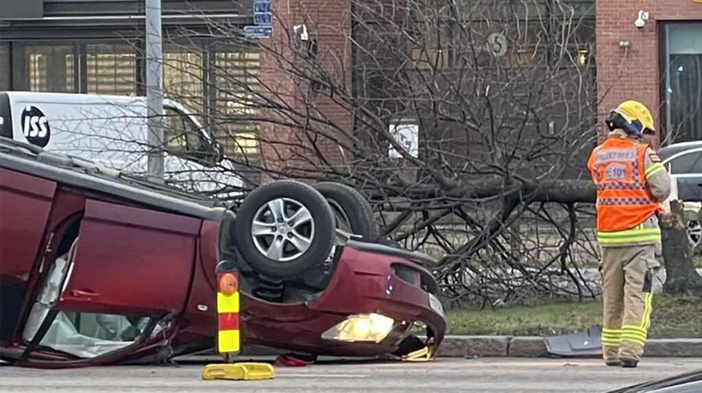 Helsingis sõitis hommikuse tipptunni ajal auto katusele