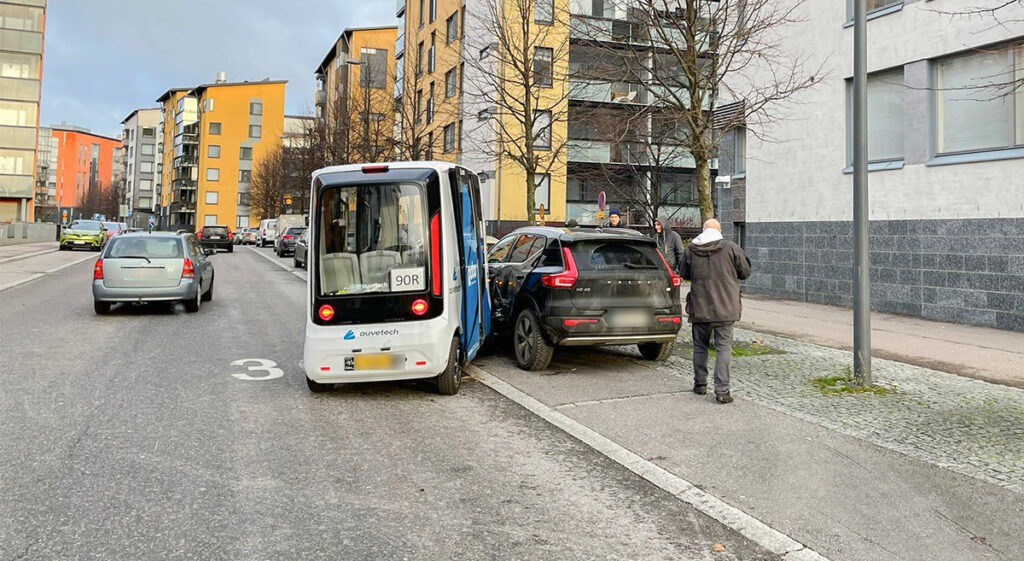 PILTUUDIS: Eestis valmistatud robotbuss sõitis Helsingis autole sisse