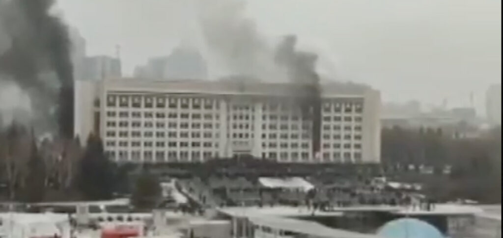 VIDEO: Alma-Atas on süüdatud administratsiooni ja prokuratuuri hooned