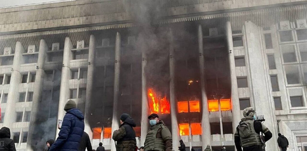 KUUM: Terve Kasahstan on võimude vastu üles tõusnud, Nazarbajevi ausambaid rebitakse maha, Nazarbajev lahkub riigist