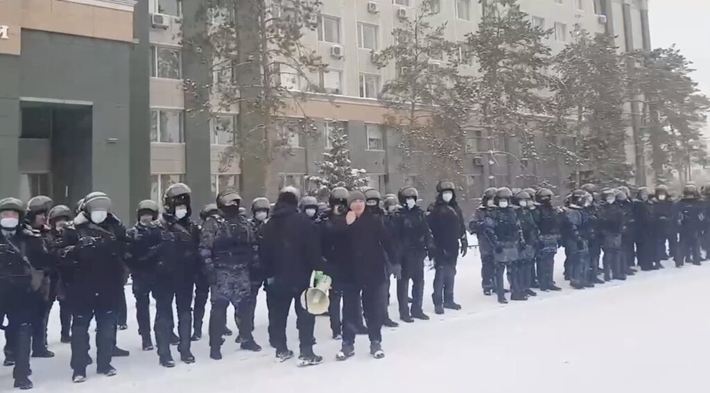 KUUM: Kasahhis lähevad jõustruktuurid rahva poole üle, Alma-Atas vallutati administratiivhoone (lisatud video)