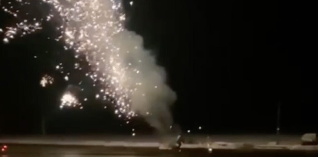 VIDEO: Ilutulestik rebis politseinikul pea otsast (NB! Nõrganärvilistele mittesoovitav)