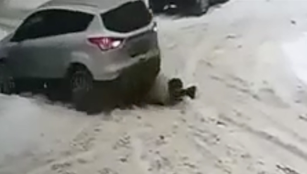 VIDEO: Venemaal sõitis auto mitu korda üle vanainimese (NB! Nõrganärvilistele mittesoovitav)