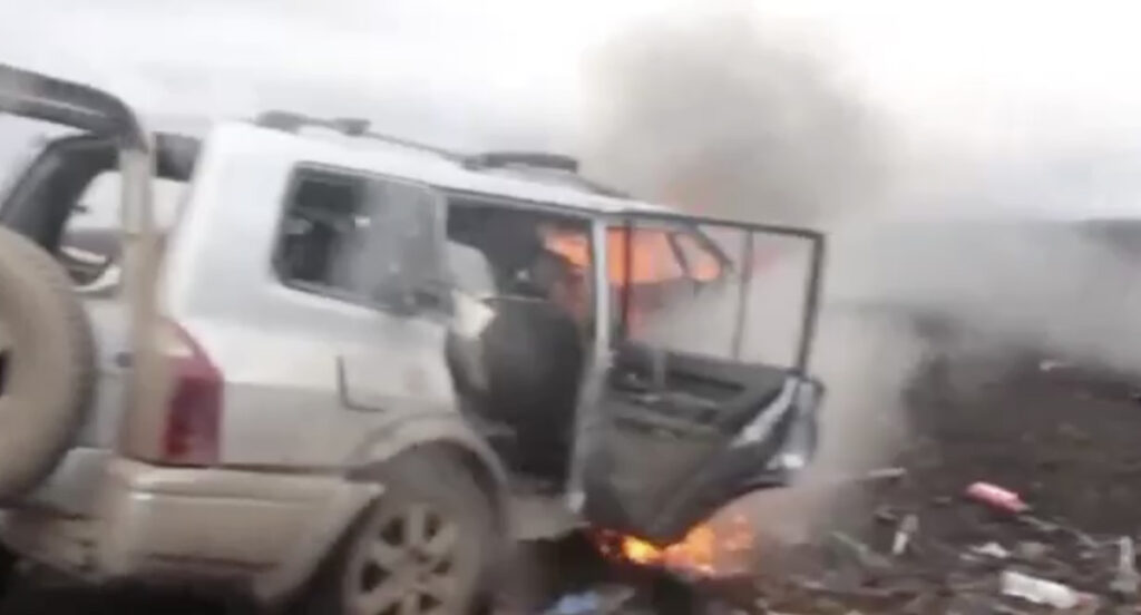 VIDEO: Auto sõitis Ukraina külateel miini otsa (NB! Nõrganärvilistele mittesoovitav)