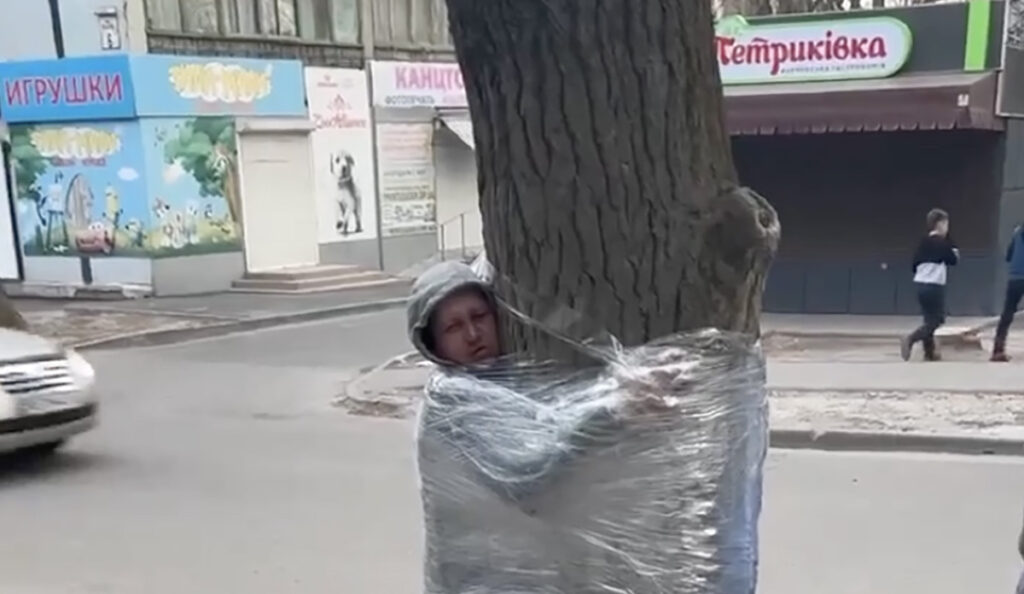 VIDEO: Dnipros puu külge seotud marodöör