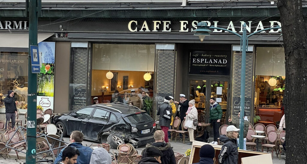 Uus info: Helsingi kesklinnas autoga rahva sekka sõitnud isik on riigiametnik, inimesed pääsesid napilt surmasuust (lisatud video)