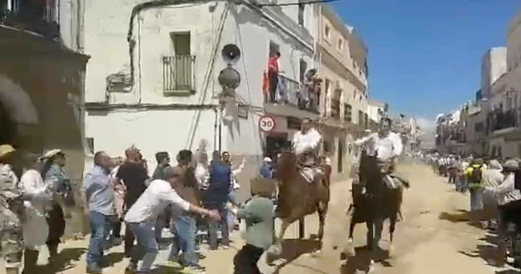 VIDEO: naine ja tütretütar jäid Hispaanias hobuste võiduajamisel teele ette – viidi raskes seisus haiglasse (NB! Nõrganärvilistele mittesoovitav)