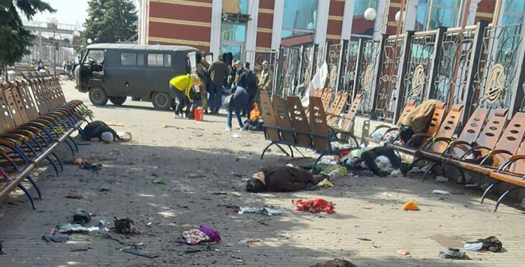 Kohutavad kaadrid pärast plahvatust Kramatorski raudteejaamas (NB! Nõrganärvilistele mittesoovitav)