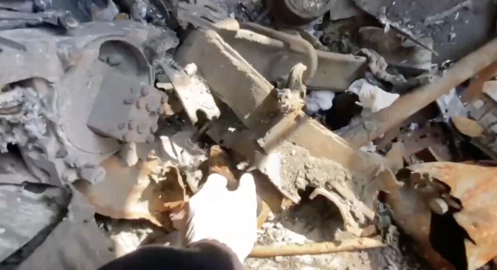 VIDEO: Ukraina blogija leidis tanki rusude vahelt kondi sõduri lihaga, keetis selle ära ja sõi seda (NB! Nõrganärvilistele mittesoovitav)