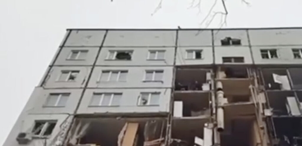 VIDEO: Mees ronib Ukrainas mööda maja seina, et korterisse pääseda, samal ajal kukub osa seina ära