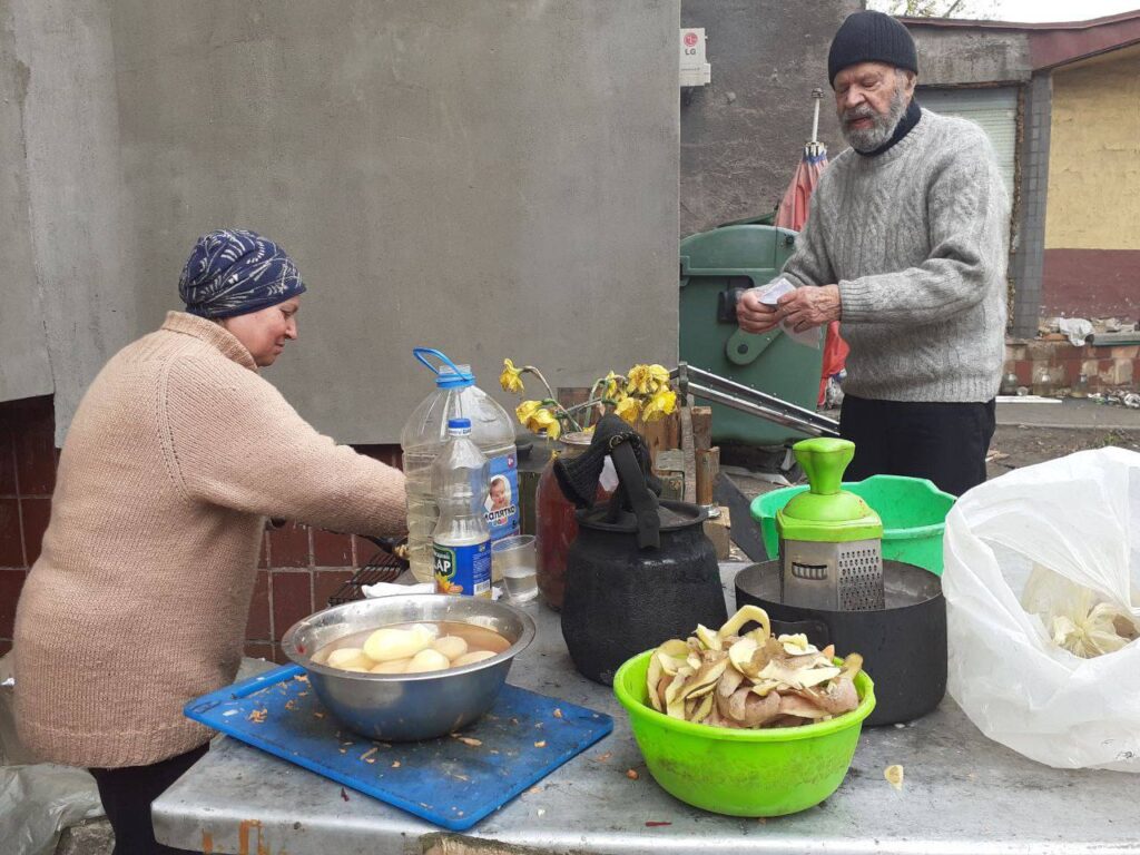 PILDID: Mariupoli argipäev – õues pestakse pesu ja tehakse süüa
