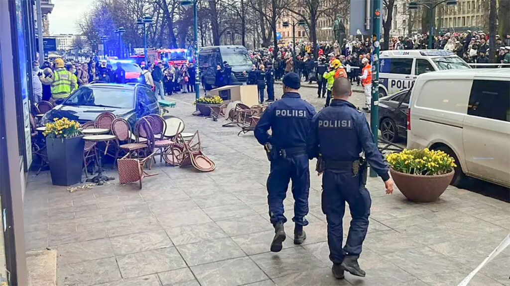 KUUM: Helsingi kesklinnas sõitis auto rahva sekka, mitu inimest said vigastada