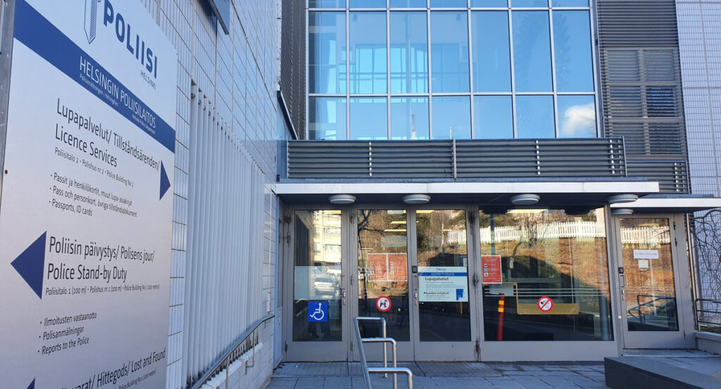 Helsingi politsei: passijärjekord on välisukse tagant kadunud