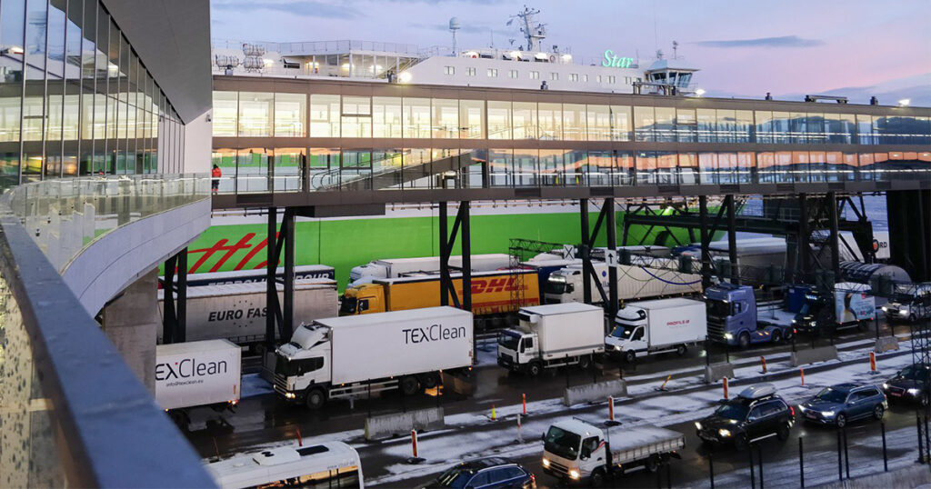 Helsingi Länsisatamas on rekkade ummik – see on küllalt ebatavaline asi