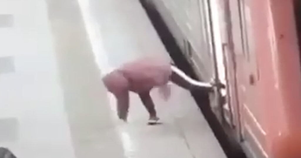 VIDEO: naisel jäi jalg rongi ukse vahele, midagi teha ei saanud