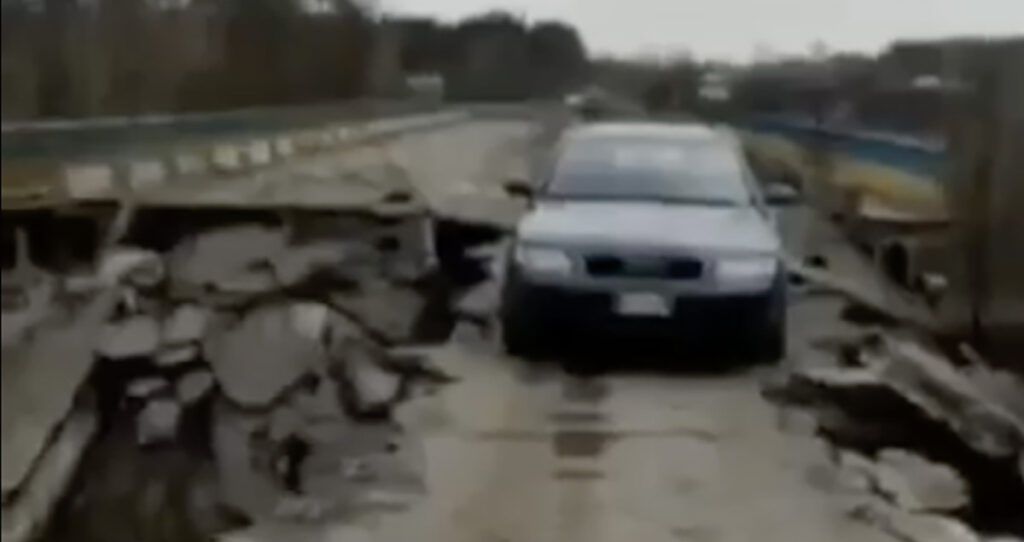 VIDEO: Nii sõidavad autod Ukrainas üle silla