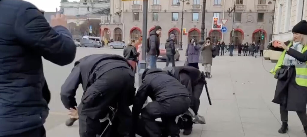 KUUM: Venemaal sõjavastased meeleavaldused, palju kinnivõtmisi (lisatud video)