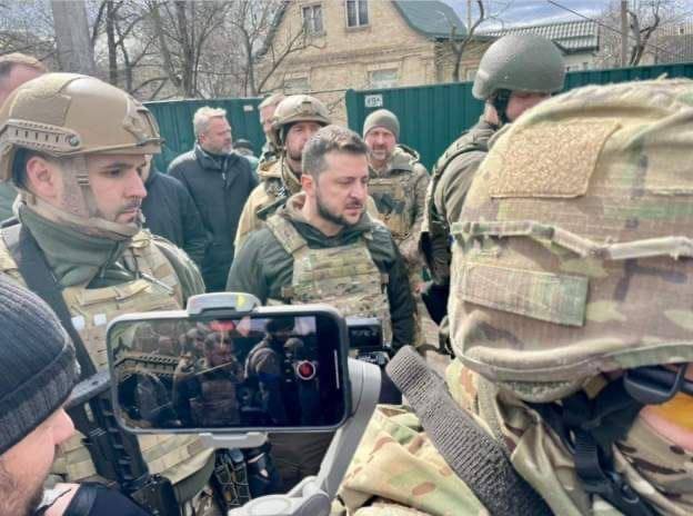 Ukraina president käis kohal linnas, kus oli tapetud tsiviilisikuid